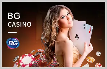 Bàn chơi poker với các quân bài và chip cược